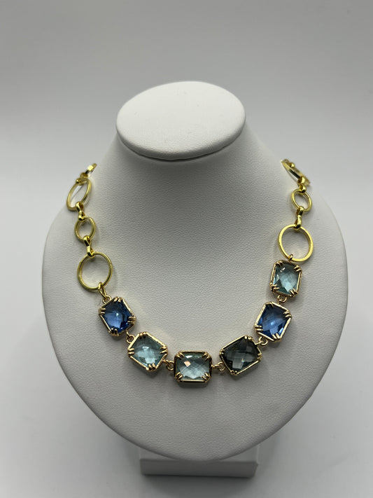 Ketting met blauwe glasconnectors facet geslepen.