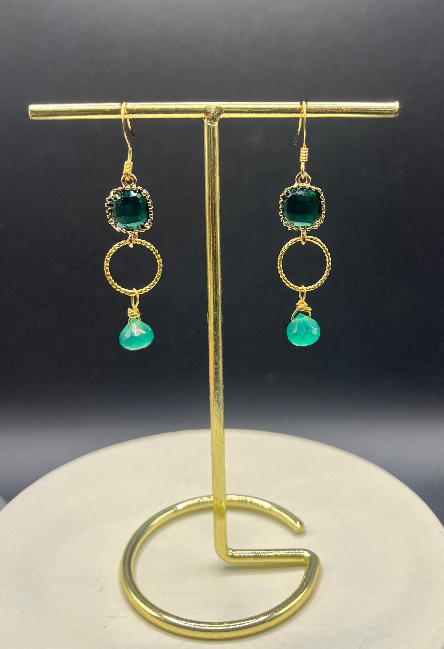 Oorbellen Groene Onyx en  Facet Glas Connector.