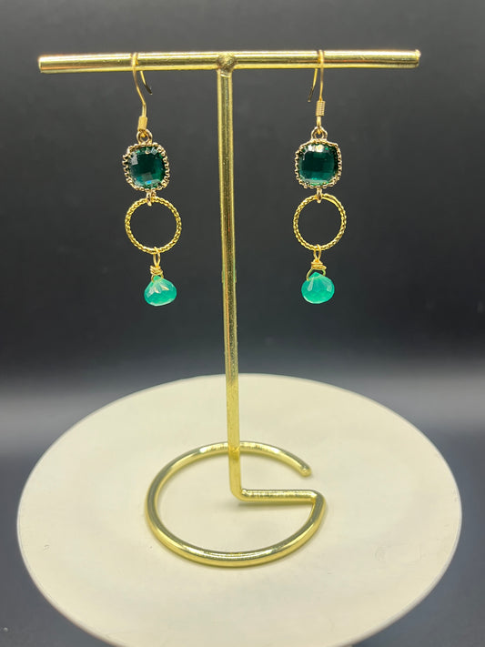 Oorbellen Groene Onyx en  Facet Glas Connector.