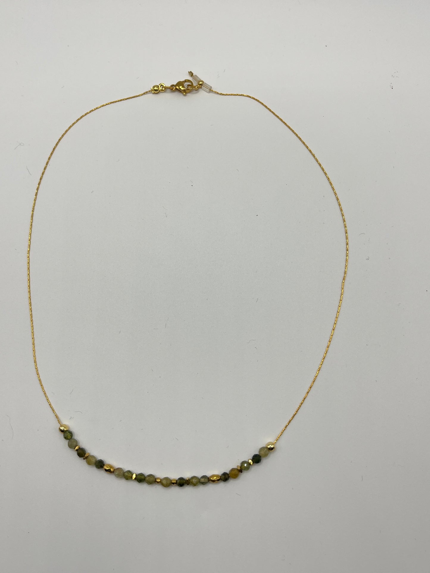 Ketting Groene Tourmalijn met Hematiet op Goudkleurige RVS ketting geregen