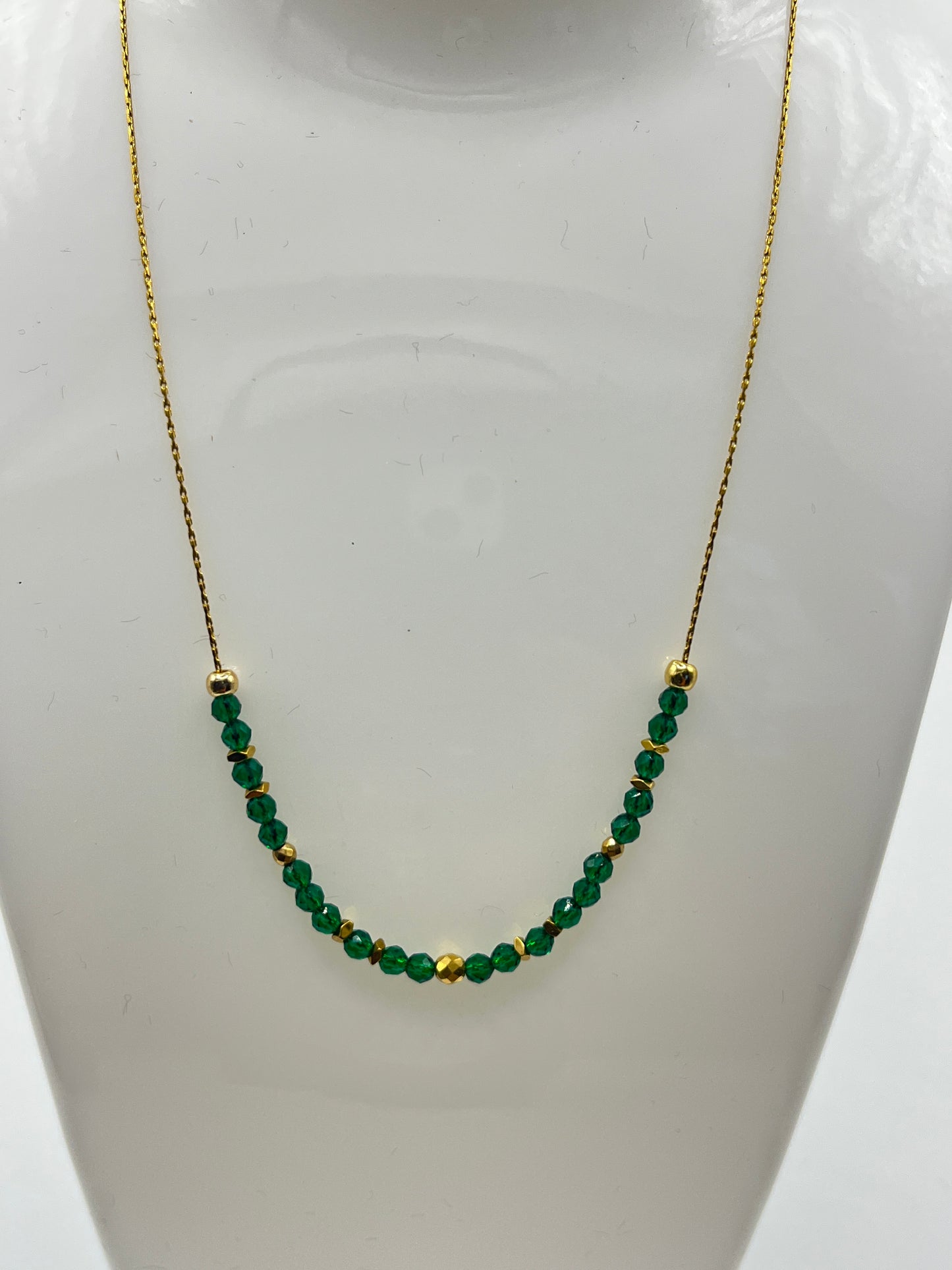 Ketting Emerald Hematiet geregen op RVS gouddraad ketting