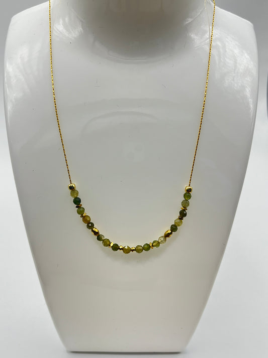 Ketting Groene Tourmalijn met Hematiet op Goudkleurige RVS ketting geregen