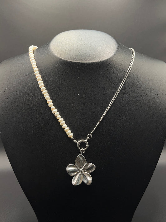 Ketting Bloem & Zoetwater Parel