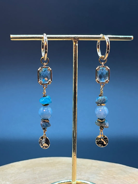 Oorbellen: Goudkleurige RVS Ringetjes met Lange Blauwe Hanger