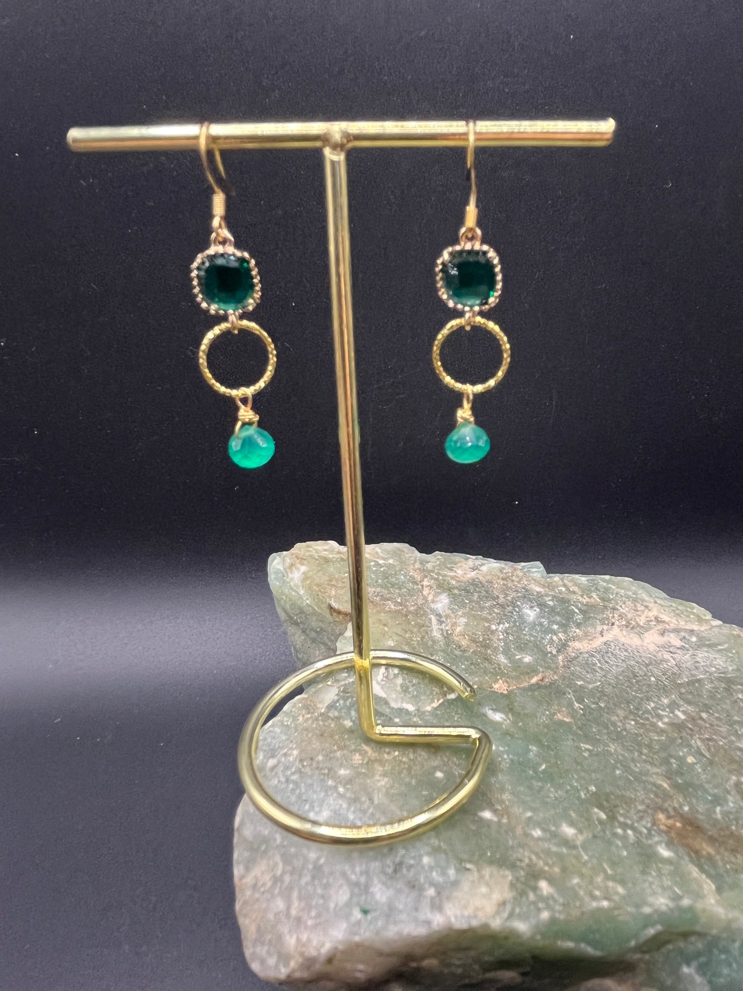 Oorbellen Groene Onyx en  Facet Glas Connector.