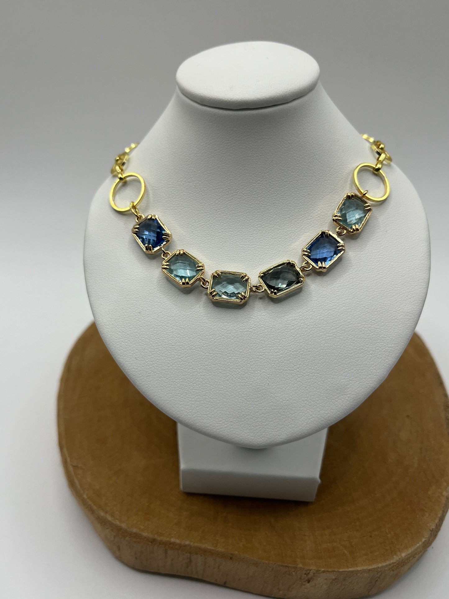 Ketting met blauwe glasconnectors facet geslepen.